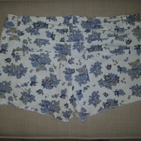 Adam Levine Casual Short - Picture 4 of 6